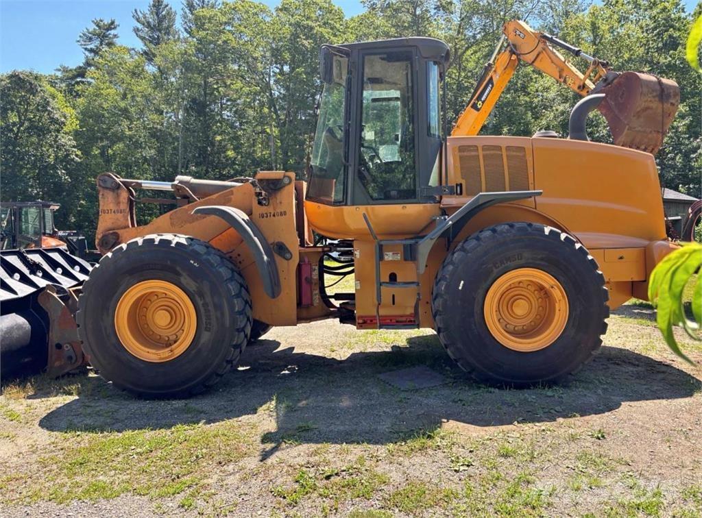 CASE 821F Rataslaadurid