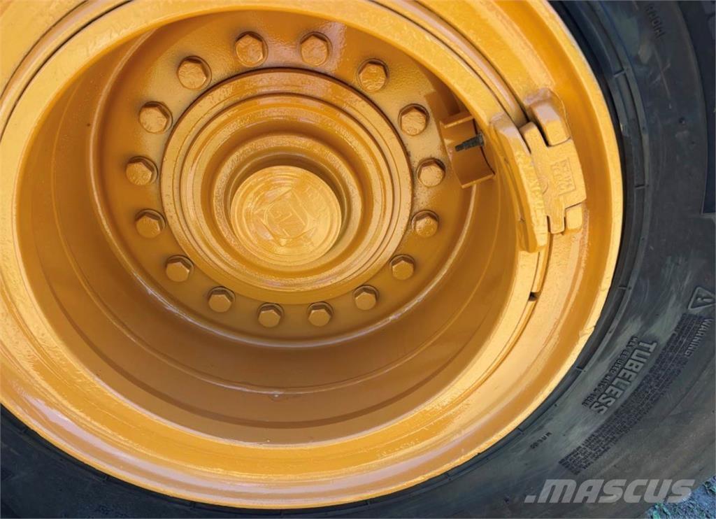 CASE 821F Rataslaadurid