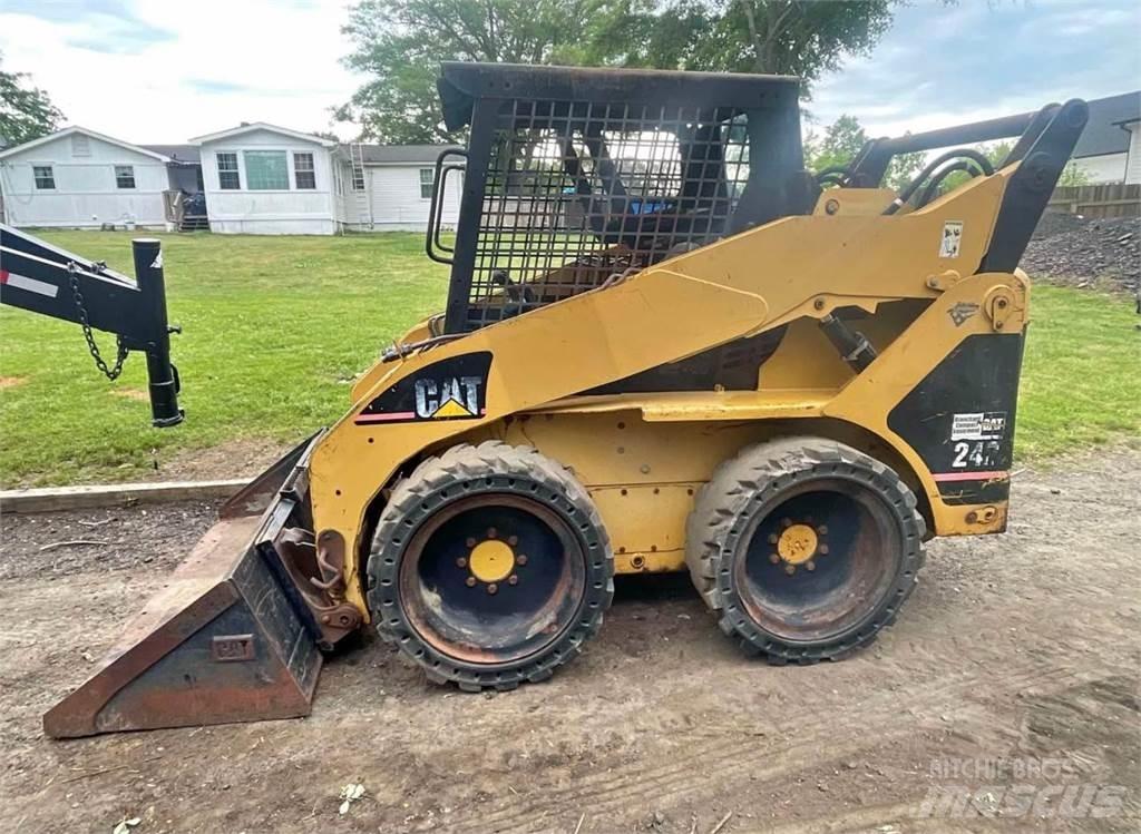 CAT 242 Kompaktlaadurid