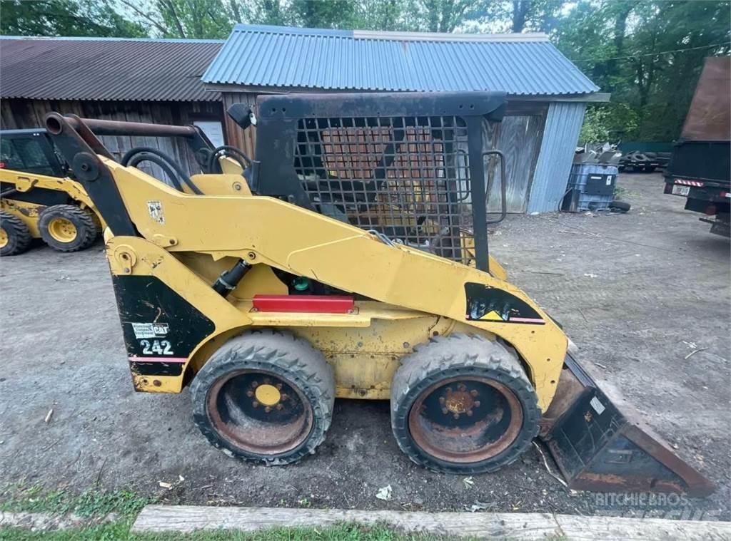 CAT 242 Kompaktlaadurid