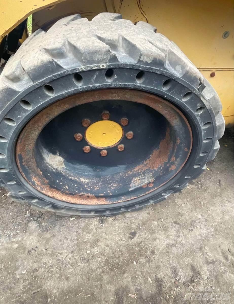 CAT 242 Kompaktlaadurid