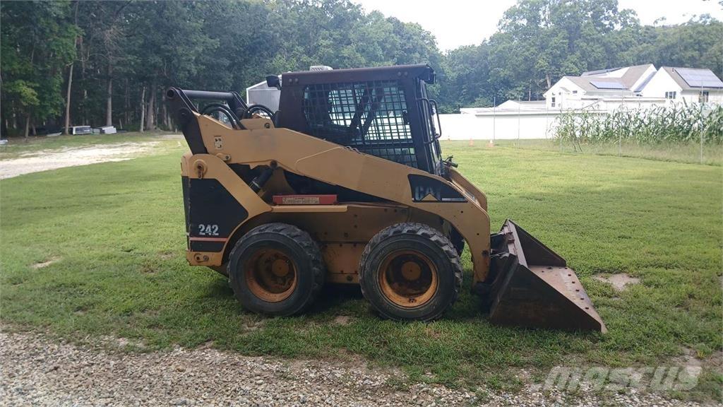 CAT 242 Kompaktlaadurid