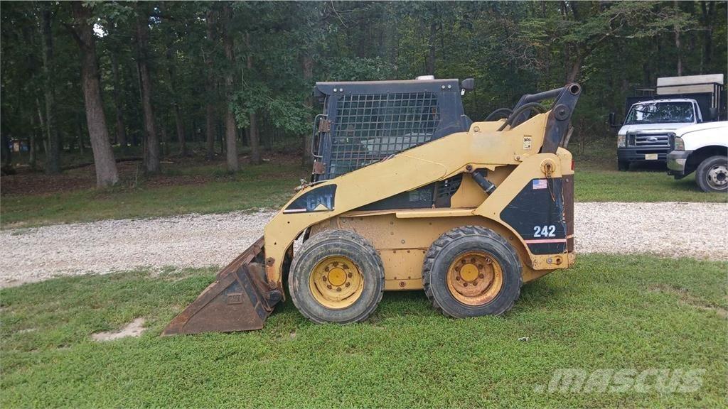 CAT 242 Kompaktlaadurid