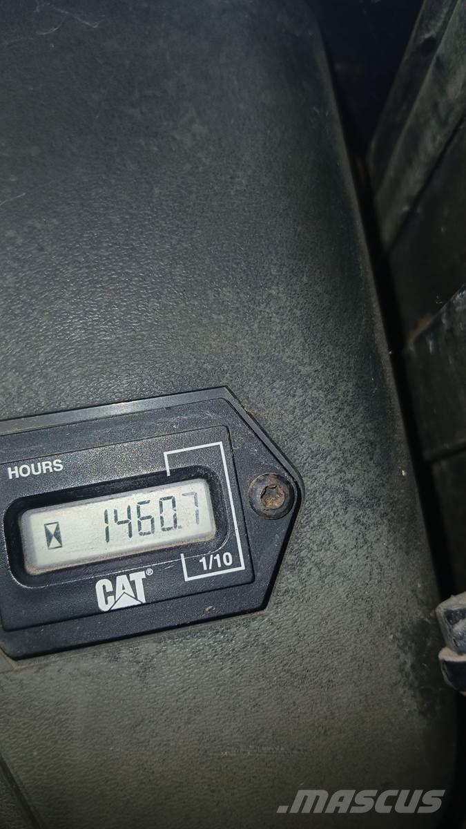 CAT 242 Kompaktlaadurid