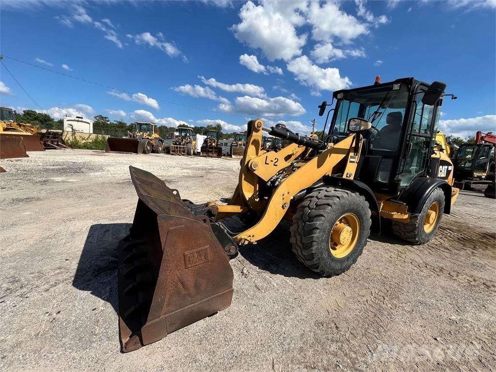 CAT 906 Rataslaadurid