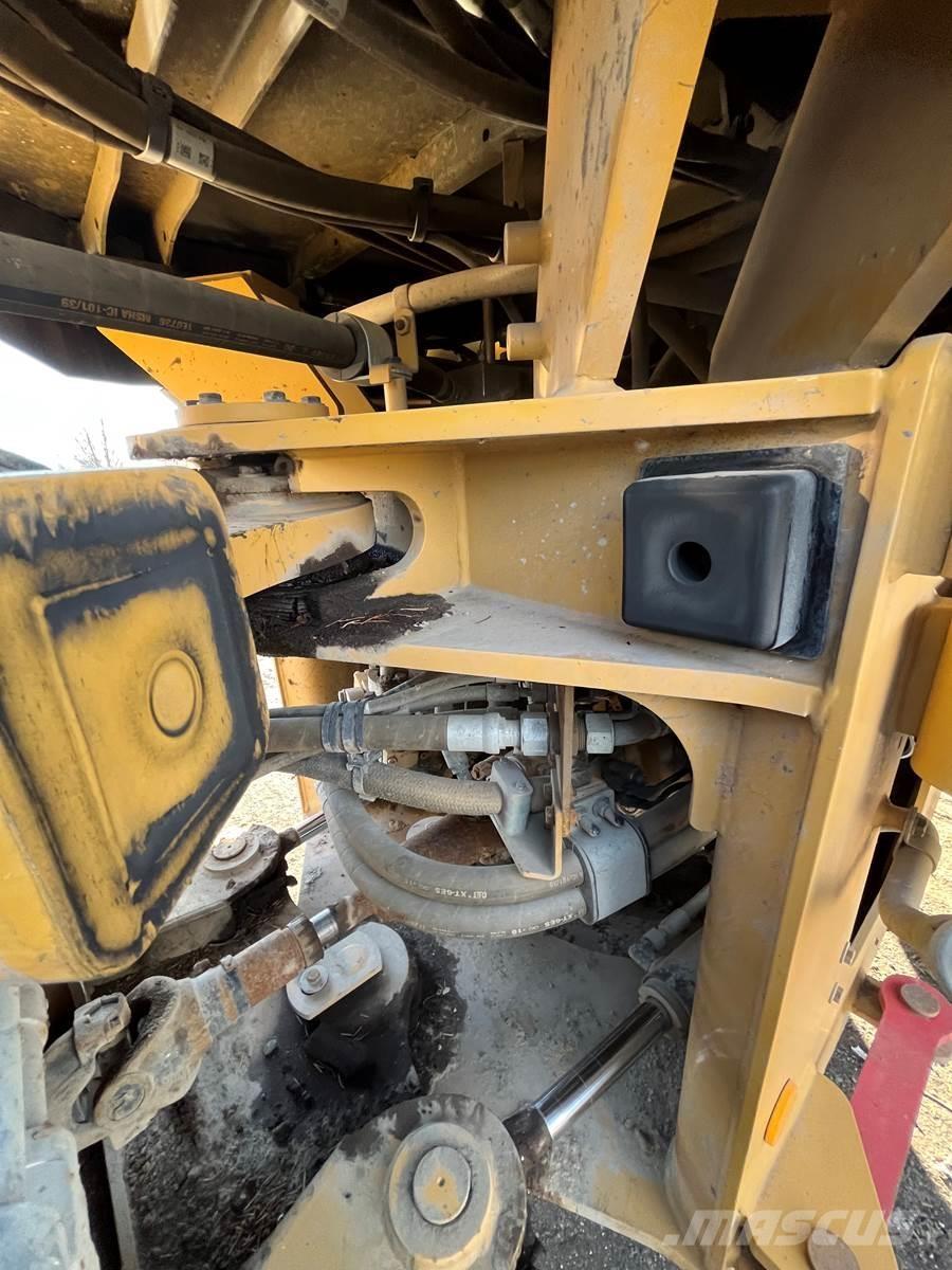 CAT 930M Rataslaadurid