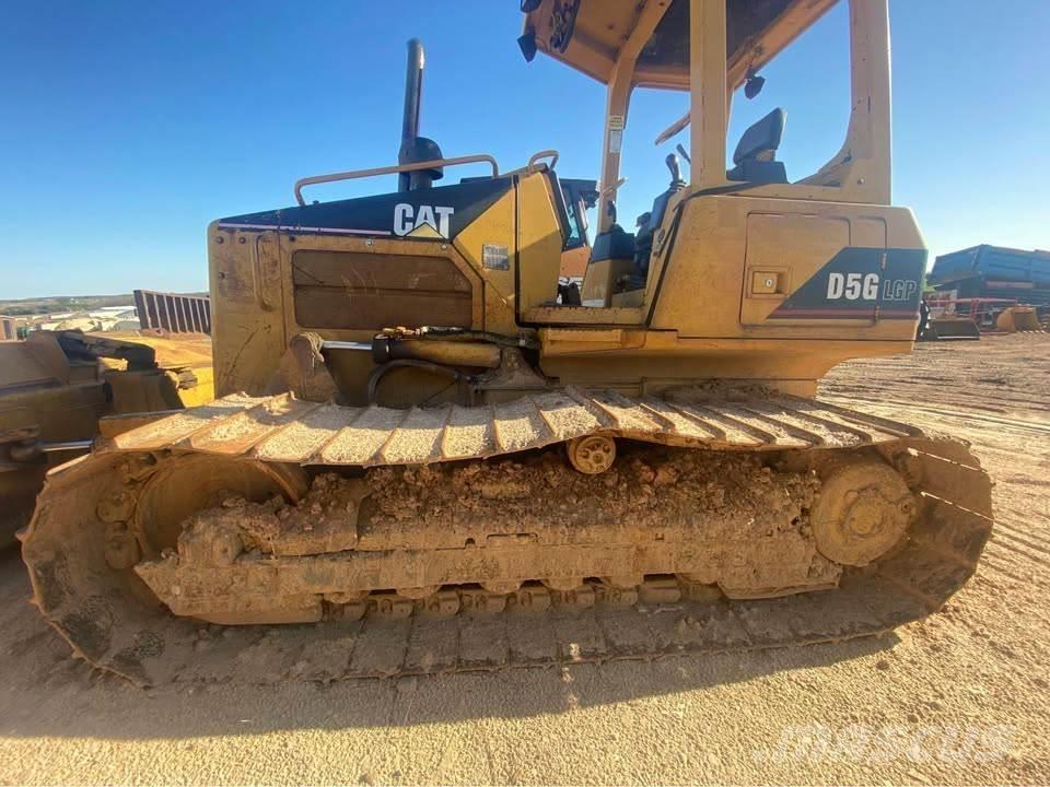 CAT D5G Buldooserid