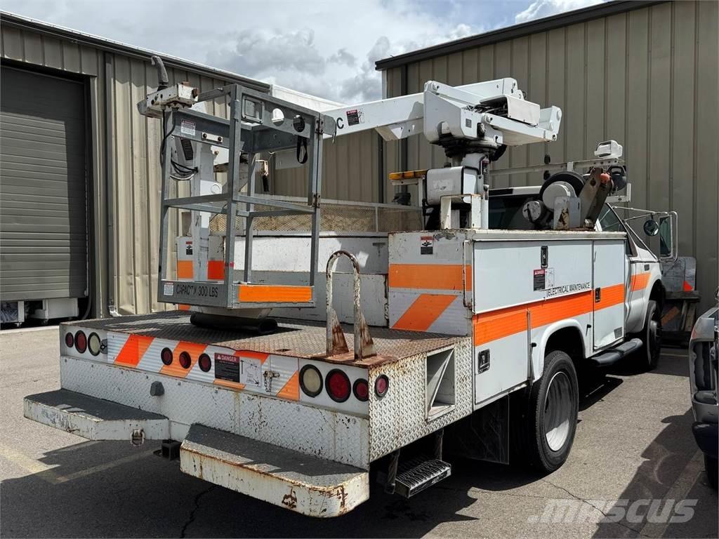 Ford F-550 Auto korvtõstukid