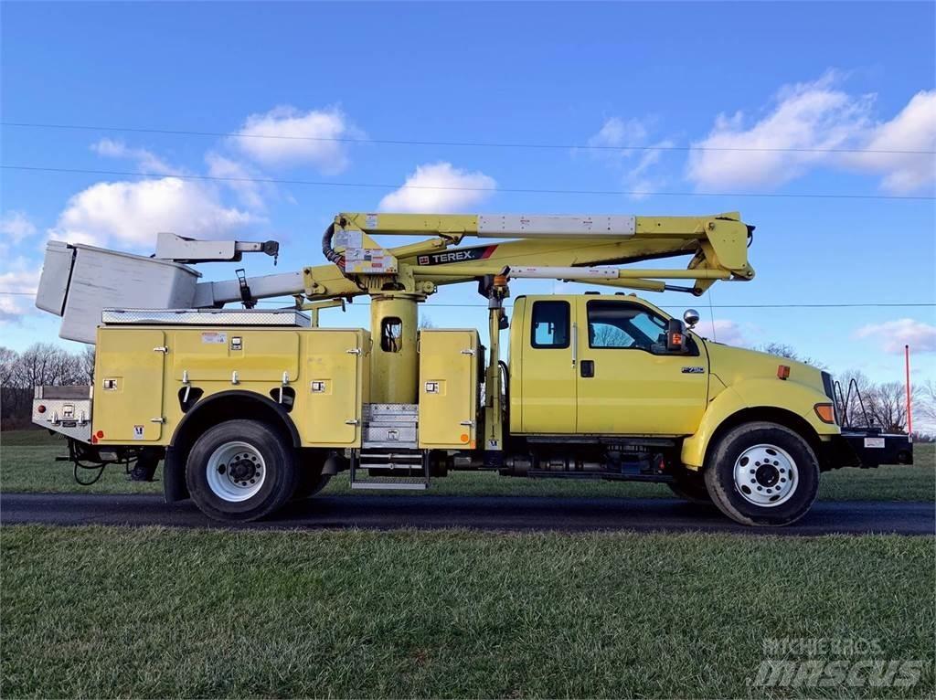 Ford F-750 Auto korvtõstukid