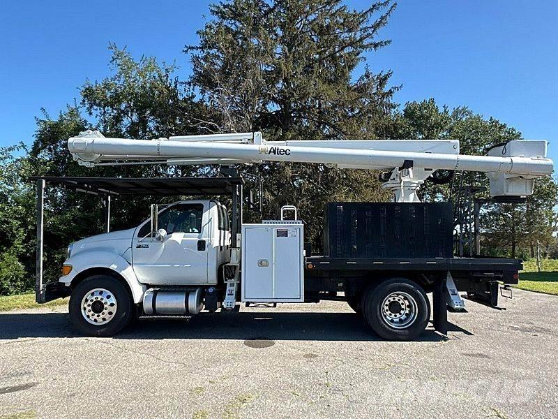Ford F-750 Auto korvtõstukid