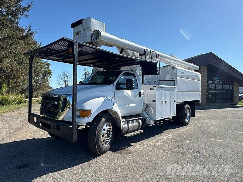 Ford F-750 Auto korvtõstukid