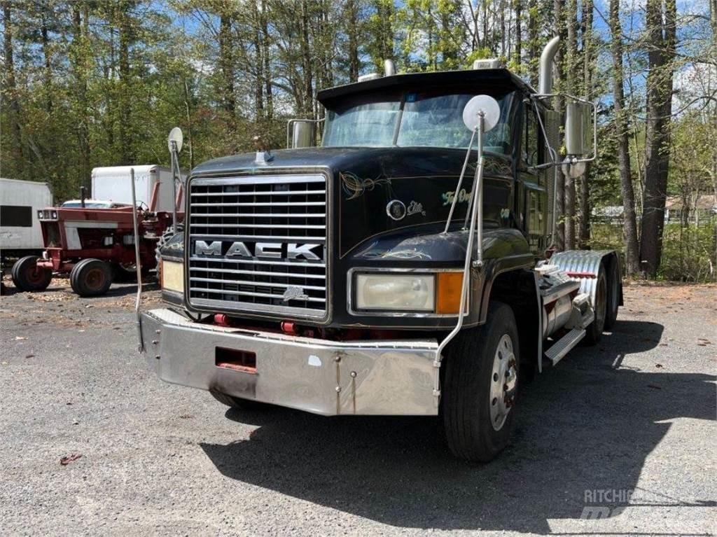 Mack CL733 Sadulveokid