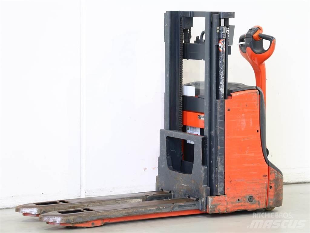 Linde D06/1160 Järelkäidavad virnastajad