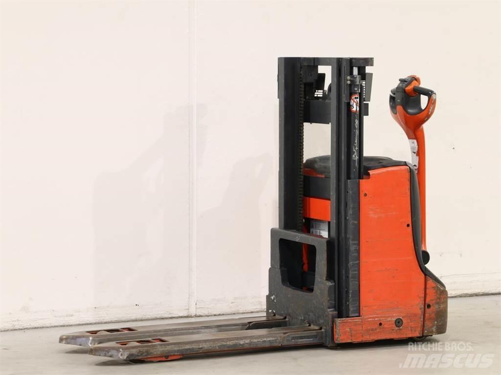 Linde D06/1160 Järelkäidavad virnastajad