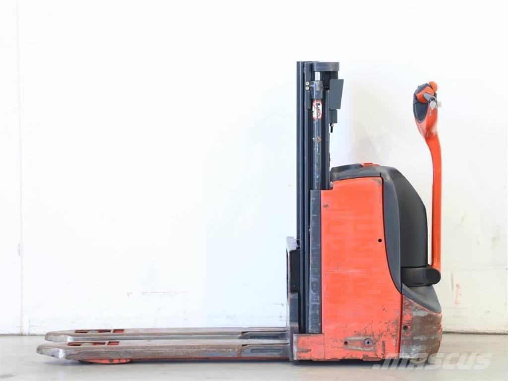 Linde D06/1160 Järelkäidavad virnastajad