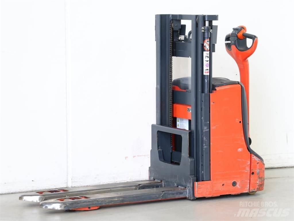 Linde D06/1160-00 Järelkäidavad virnastajad
