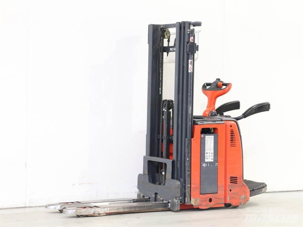 Linde D12AP/133 Järelkäidavad virnastajad