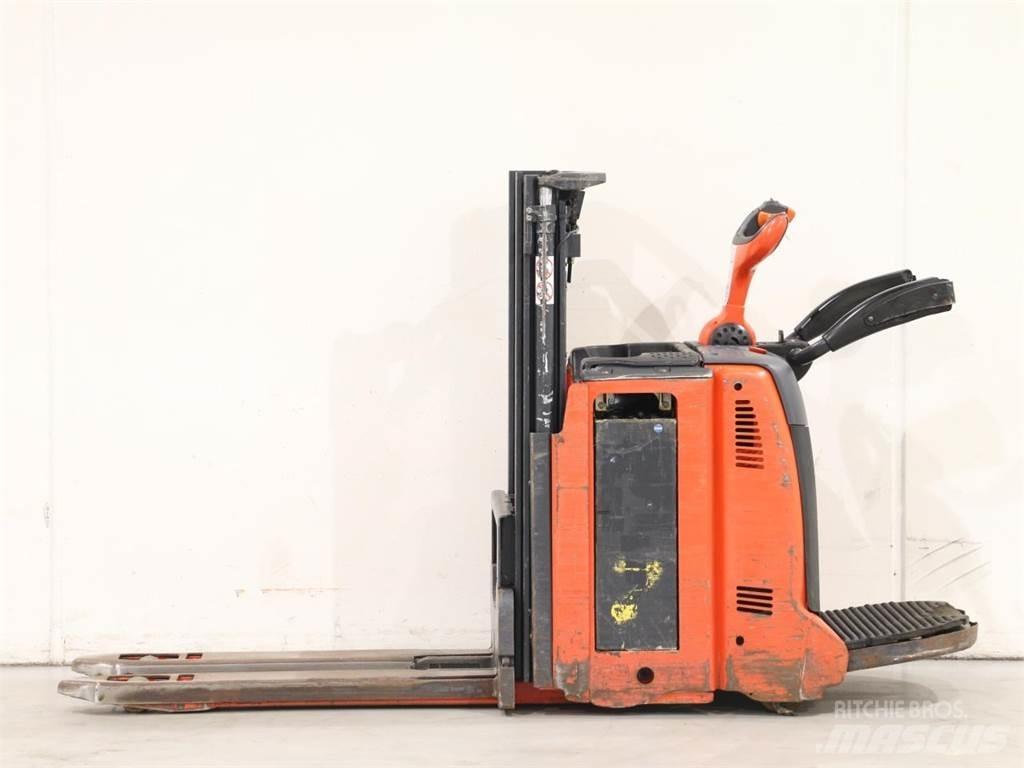 Linde D12AP/133-00 Järelkäidavad virnastajad