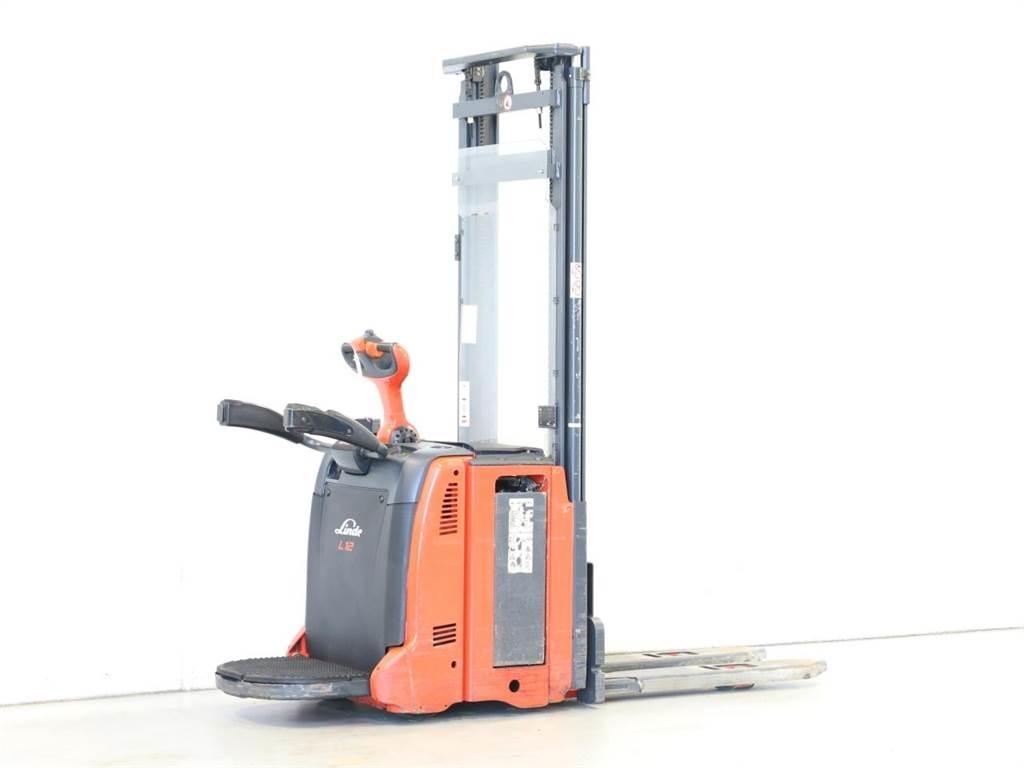 Linde L12AP/133-00 Järelkäidavad virnastajad