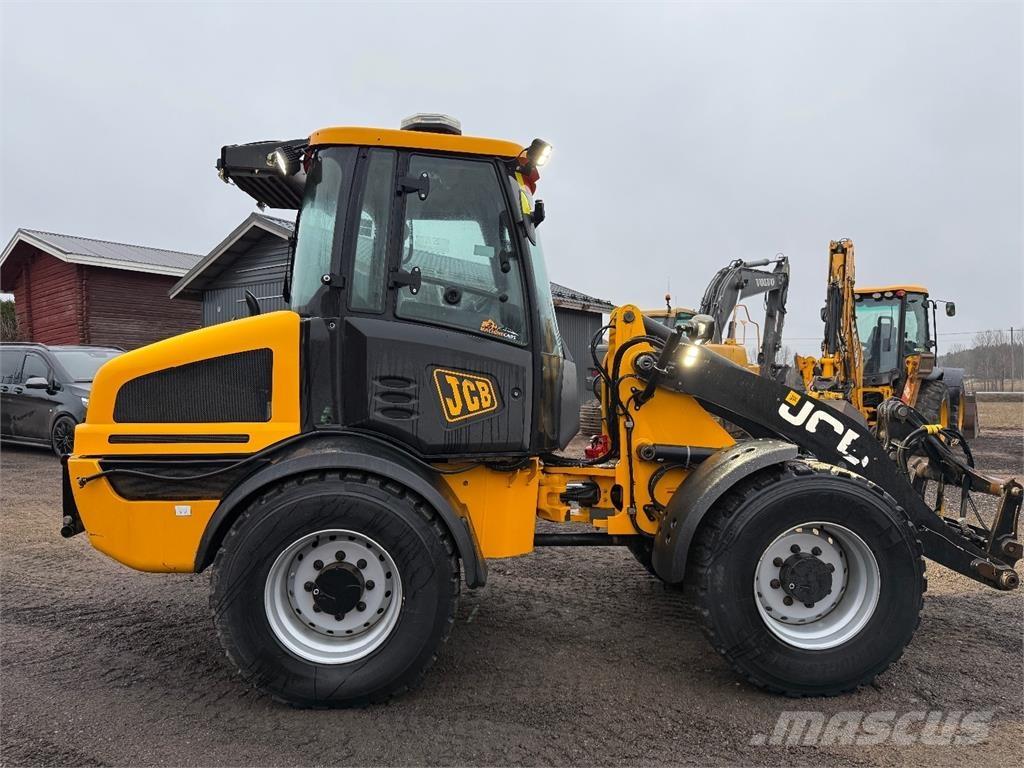 JCB 409 Rataslaadurid