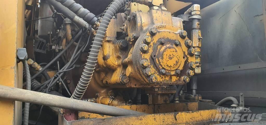 Komatsu PC300-3 Roomikekskavaatorid