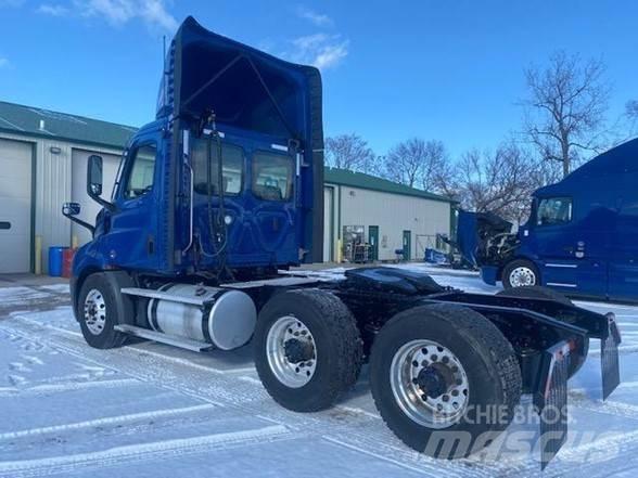 Freightliner CASCADIA 116 Sadulveokid
