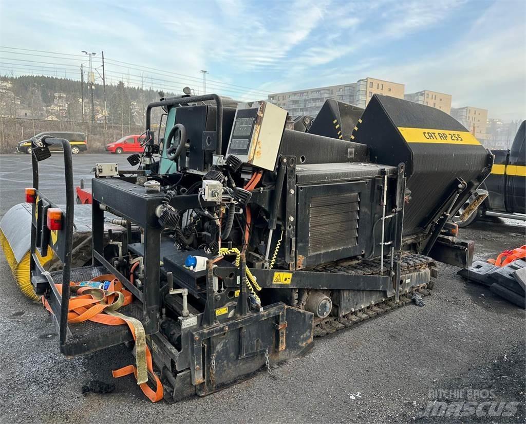 CAT AP255 Paver Asfaldilaoturid