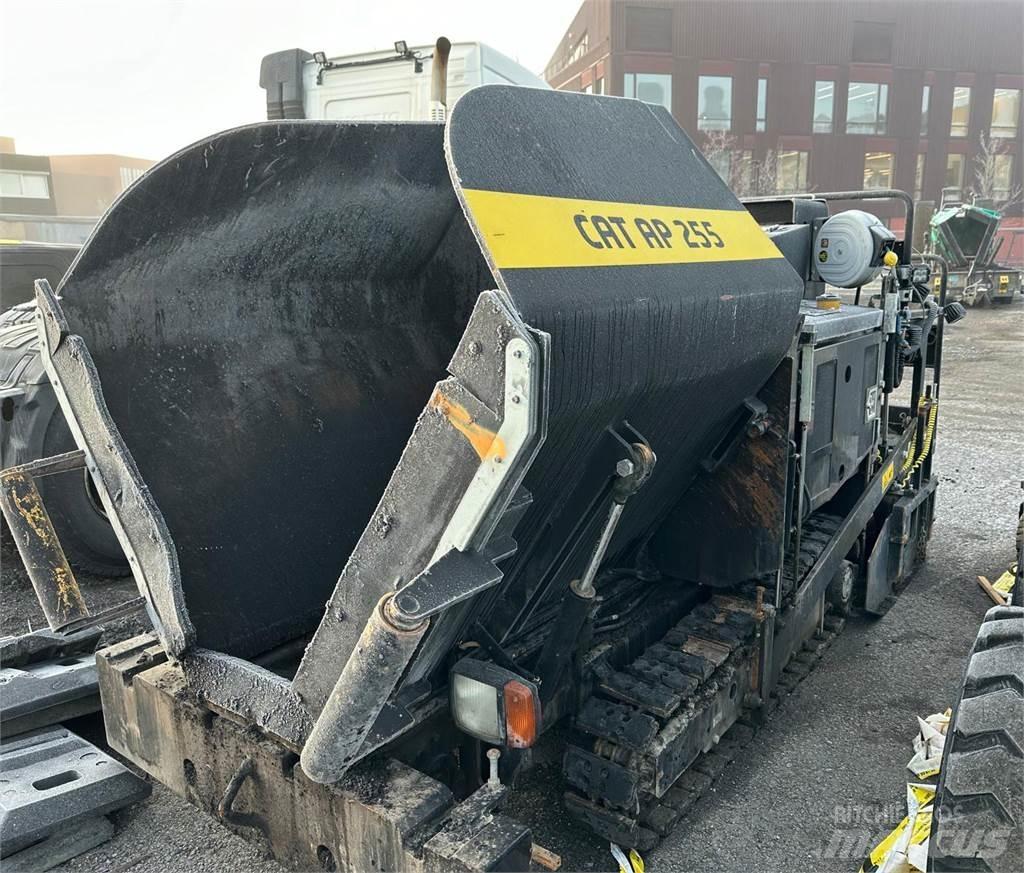 CAT AP255 Paver Asfaldilaoturid