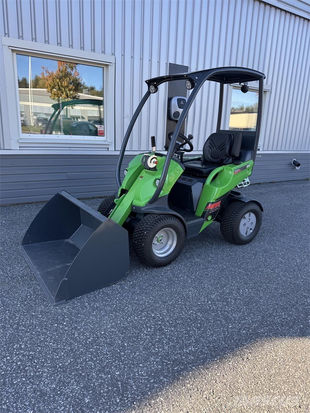 Avant 225 med skopa Kompaktlaadurid