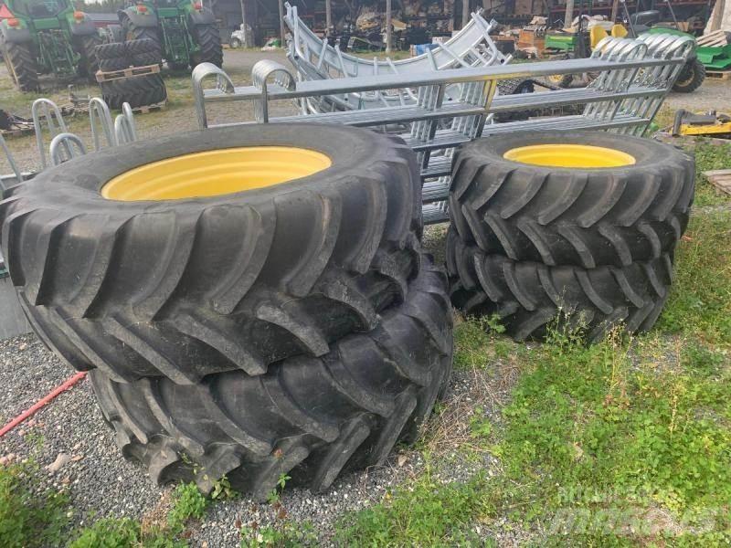 Firestone Däck på fälg Rehvid, rattad ja veljed
