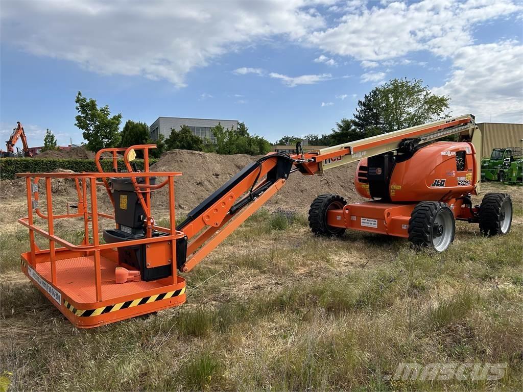 JLG 600AJ Iseliikuvad poomtõstukid