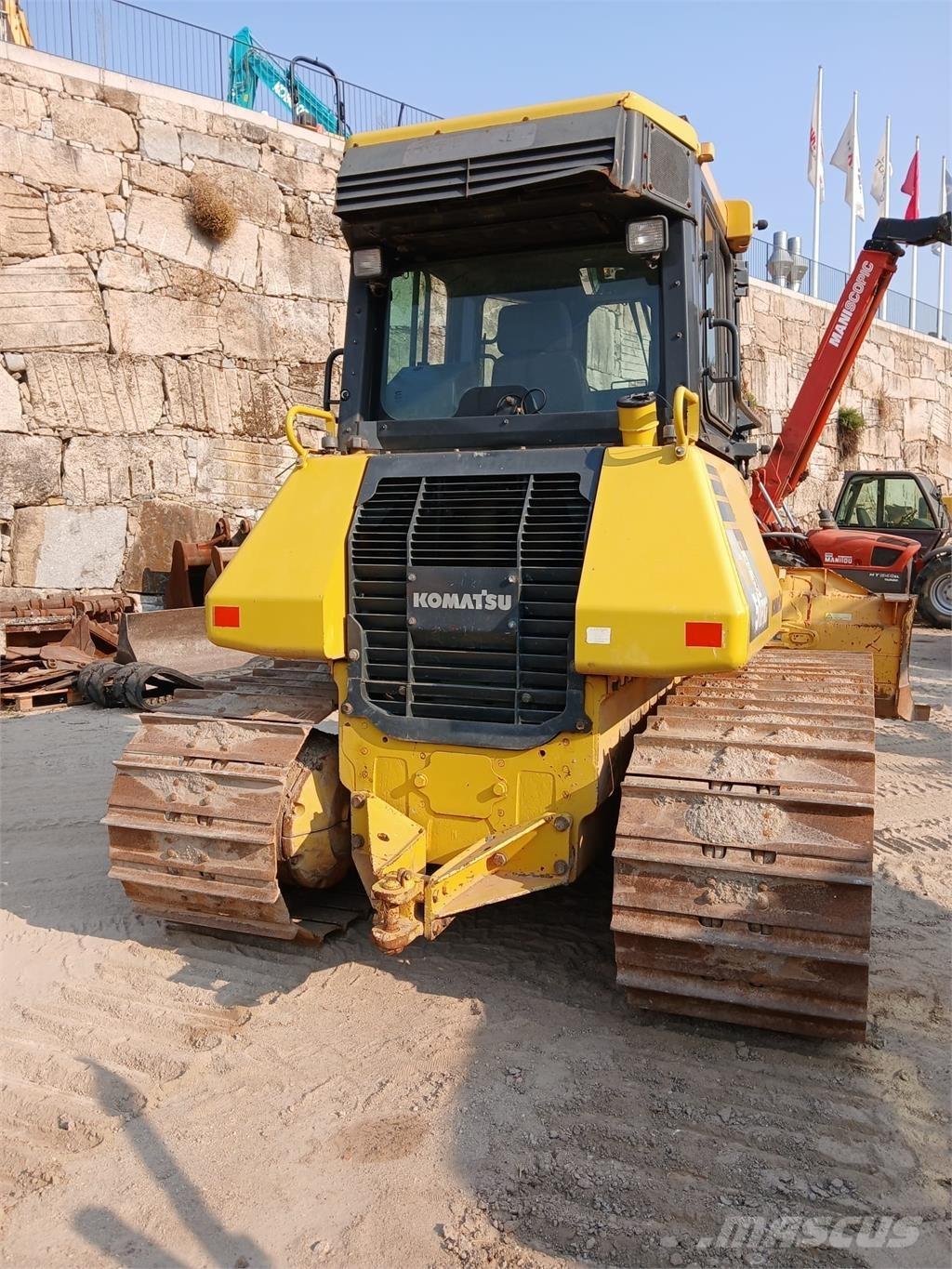 Komatsu D51PXI-22 Torupaigaldajad