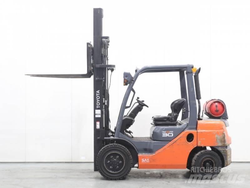 Toyota 02-8FGF30 Gaasitõstukid