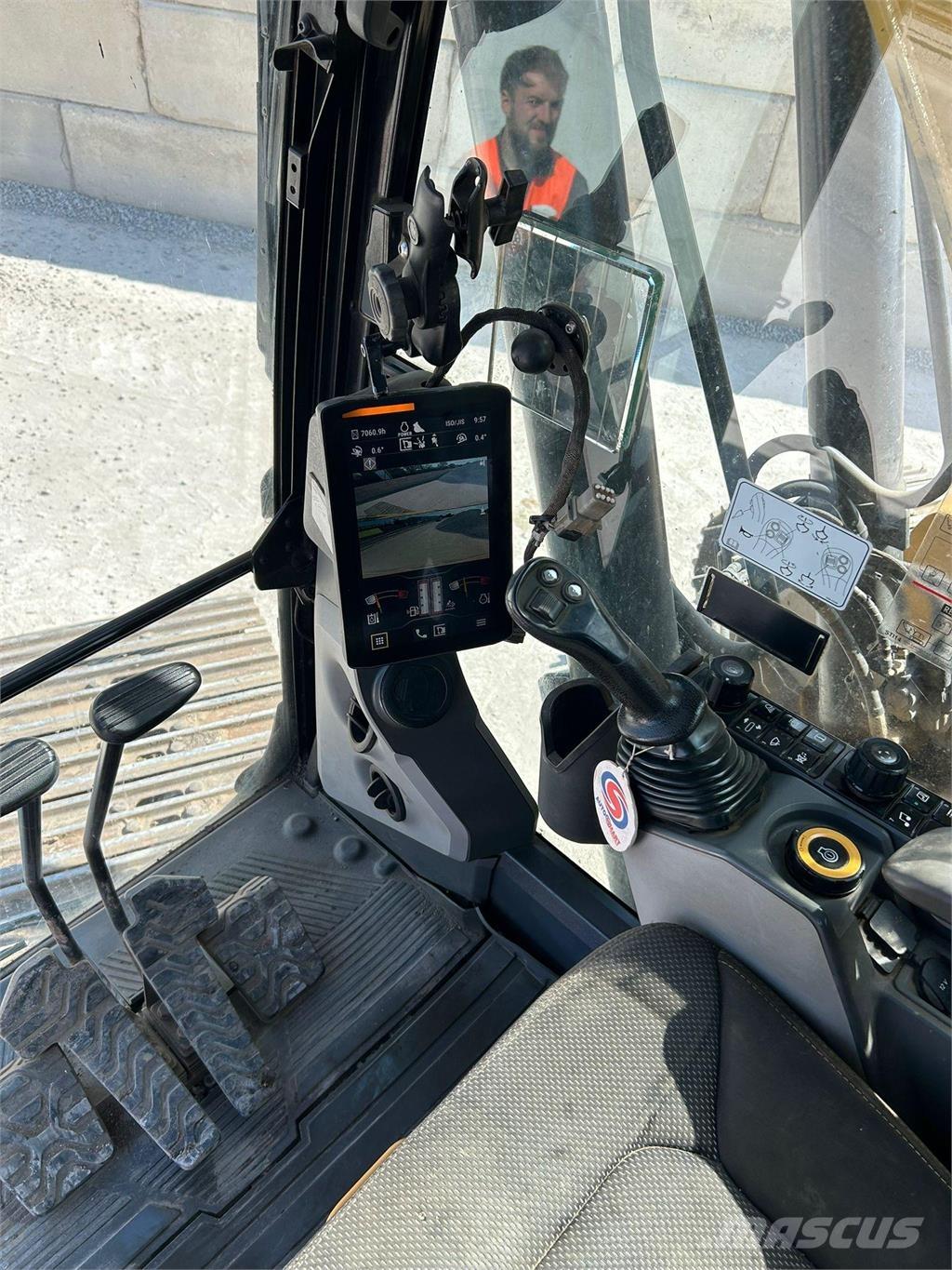 CAT 320 Roomikekskavaatorid