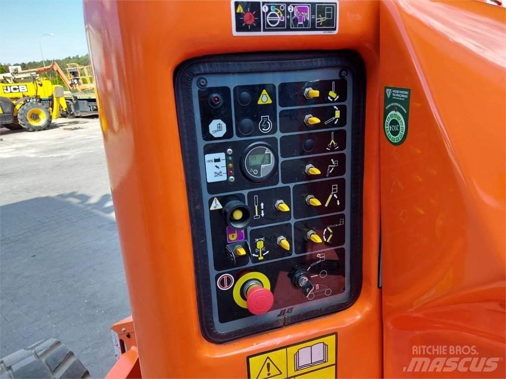 JLG E450AJ Iseliikuvad poomtõstukid