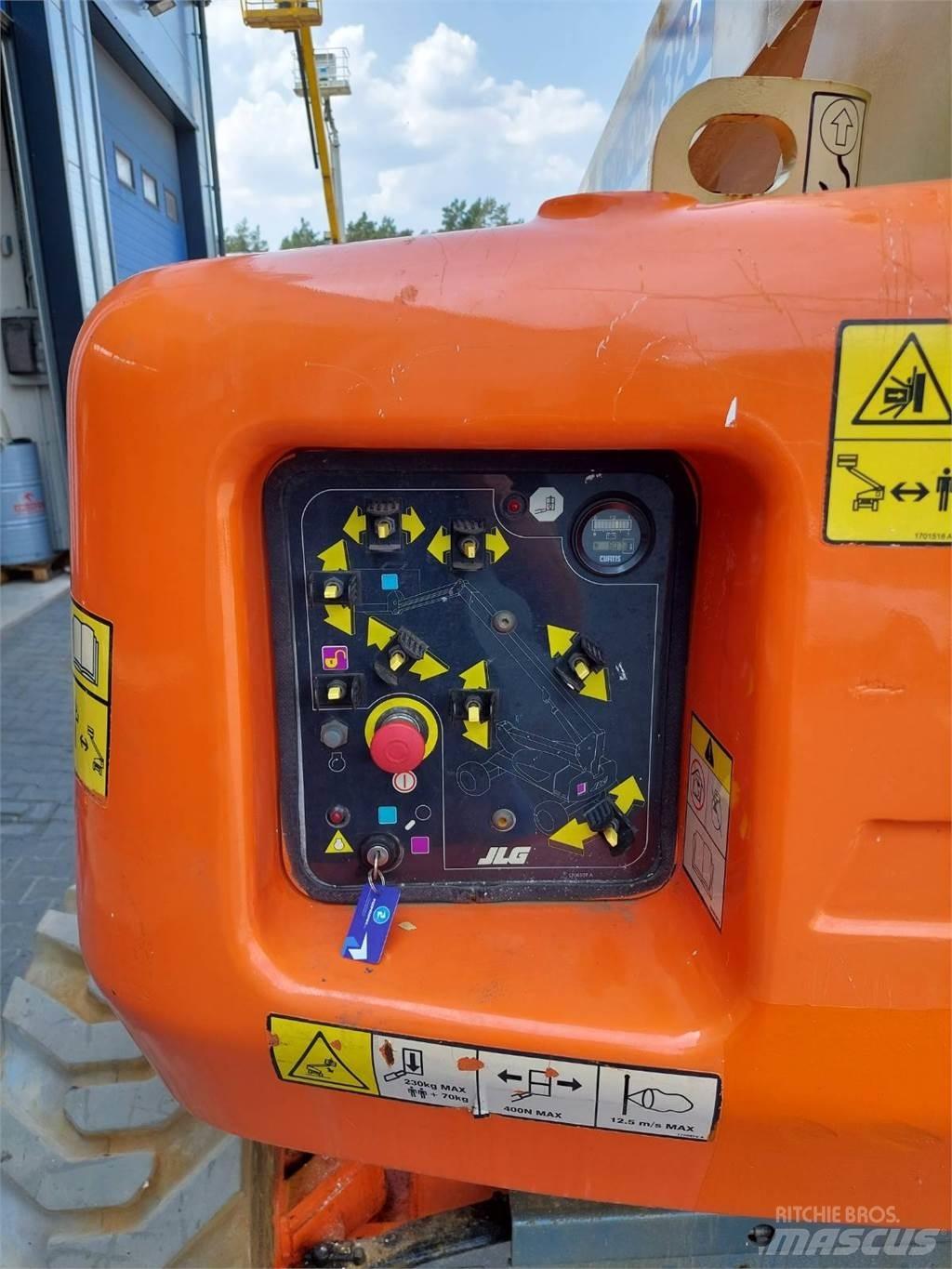 JLG M600JP Iseliikuvad poomtõstukid