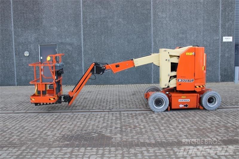 JLG E300AJP Iseliikuvad poomtõstukid