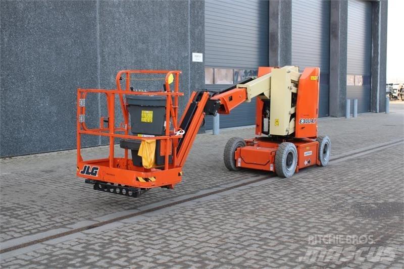 JLG E300AJP Iseliikuvad poomtõstukid