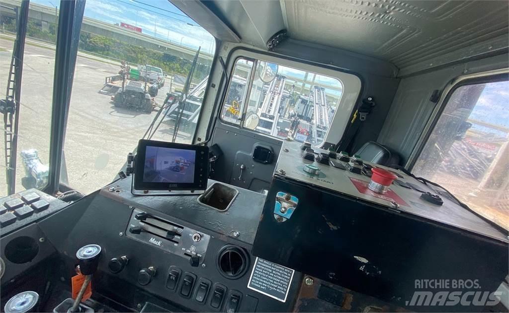 Mack MR688S Prügiautod