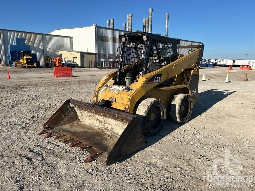 CAT 252 Kompaktlaadurid