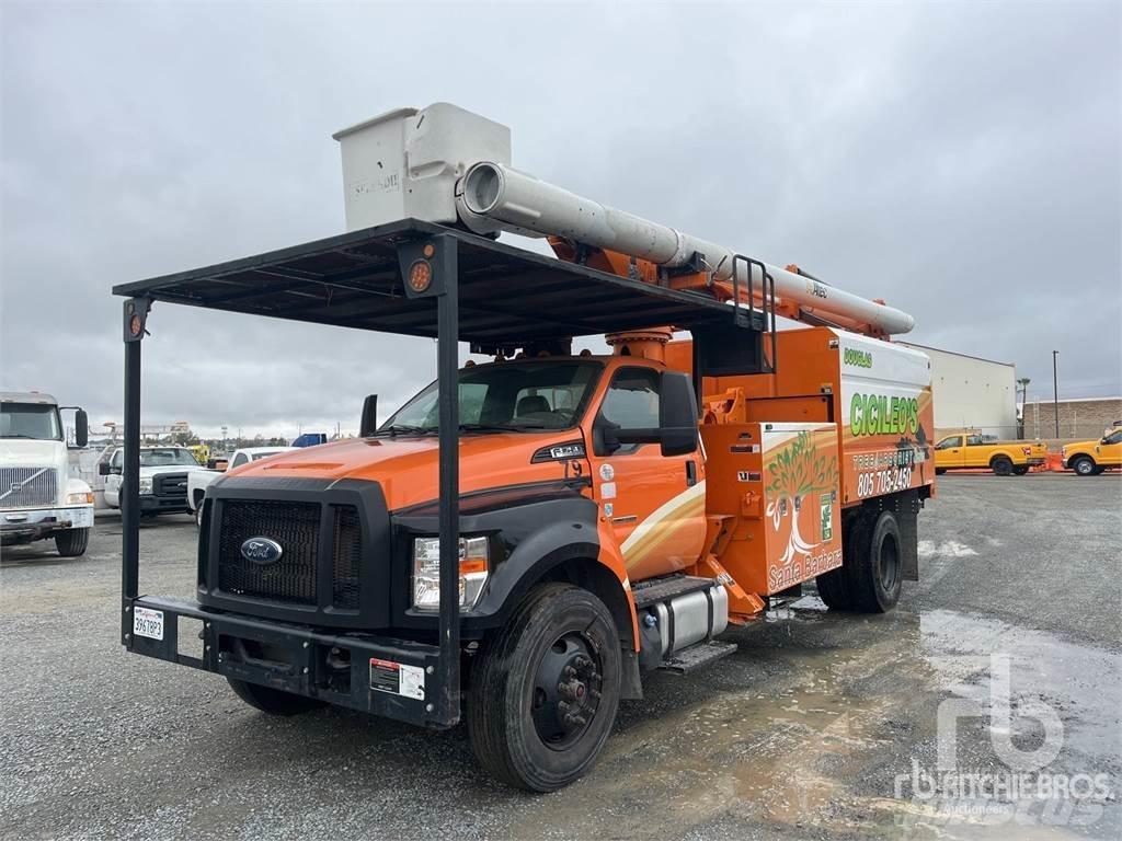 Ford F-750 Järelveetavad korvtõstukid