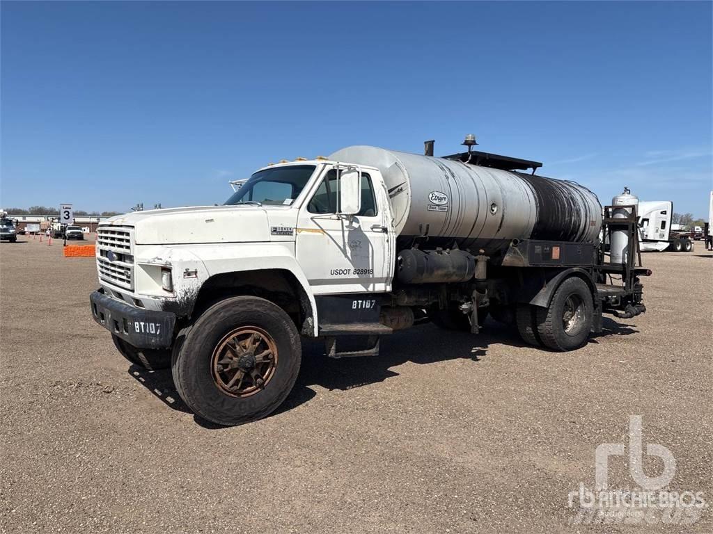 Ford F800 Bituumenipritsid