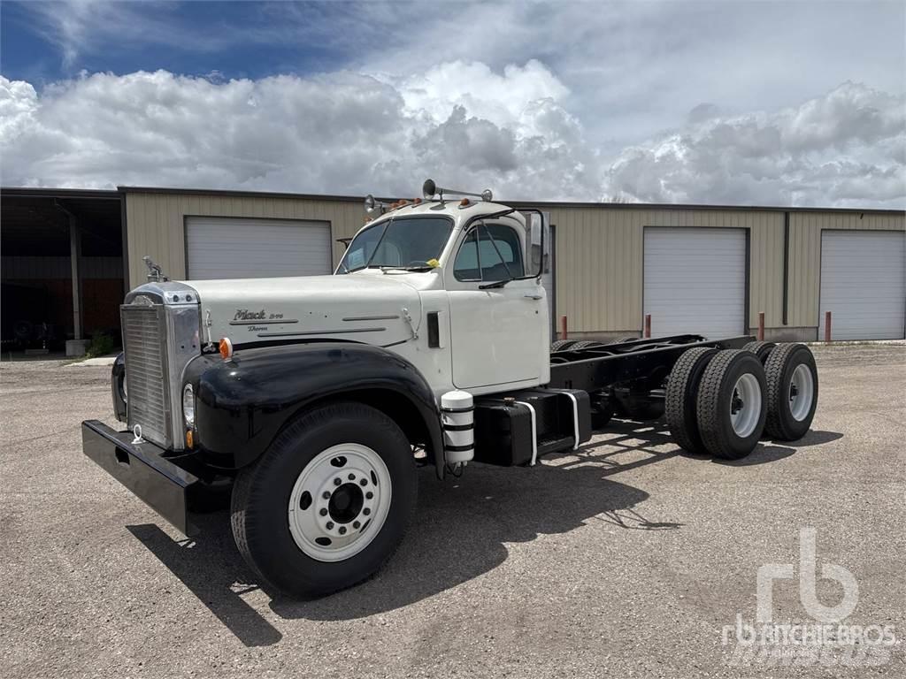 Mack B753S Raamautod