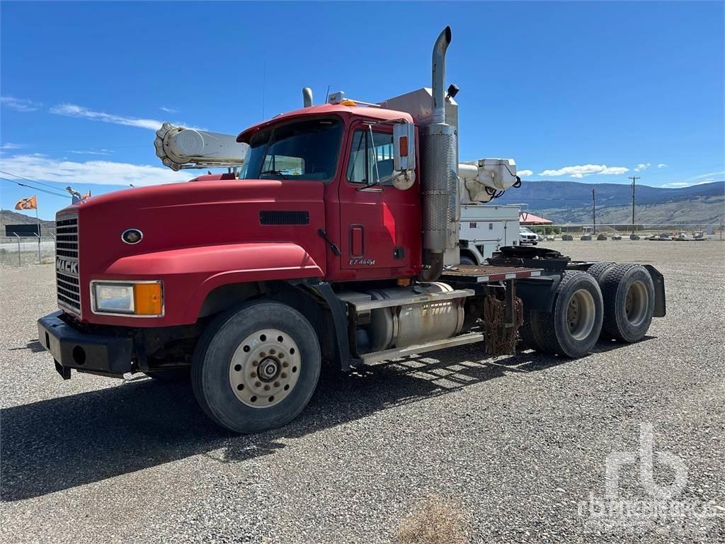 Mack CL713 Sadulveokid