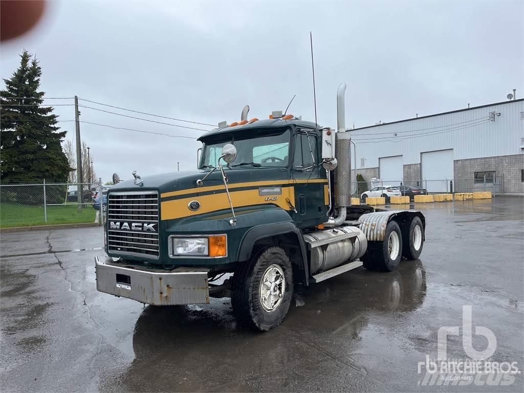 Mack CL713 Sadulveokid