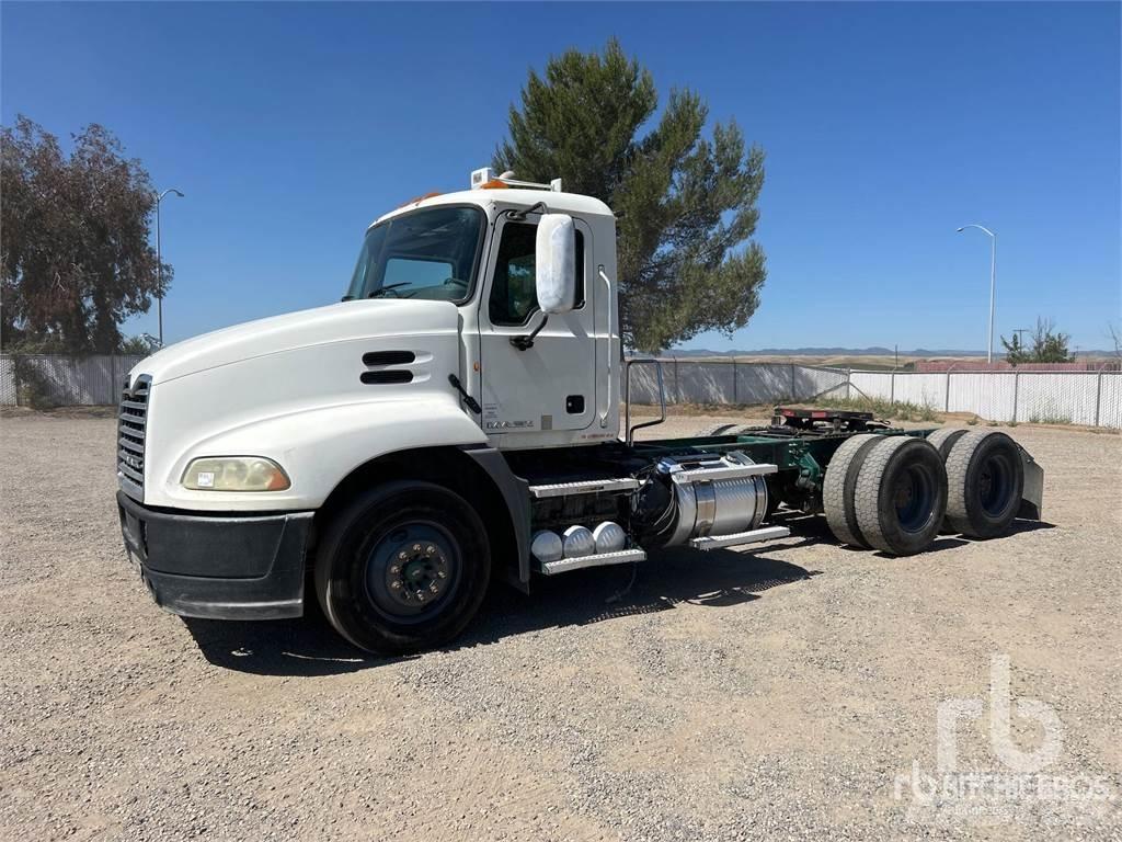 Mack CXU600 Sadulveokid