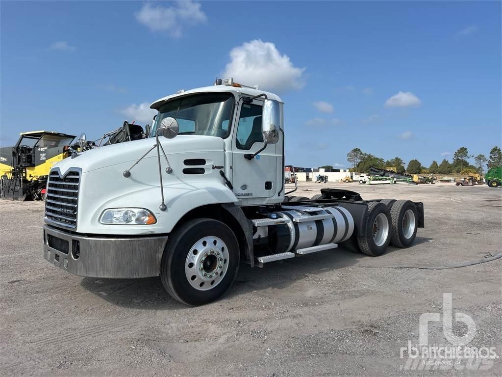 Mack CXU613 Sadulveokid