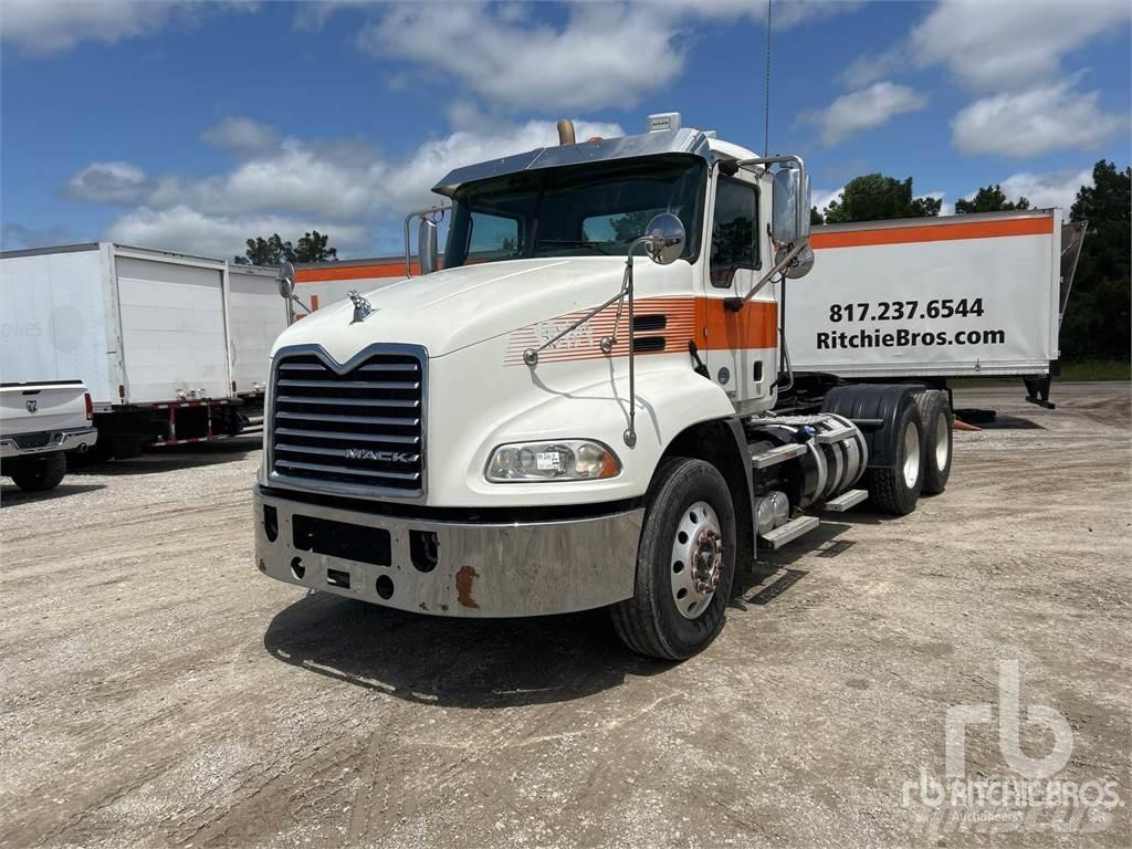 Mack CXU613 Sadulveokid