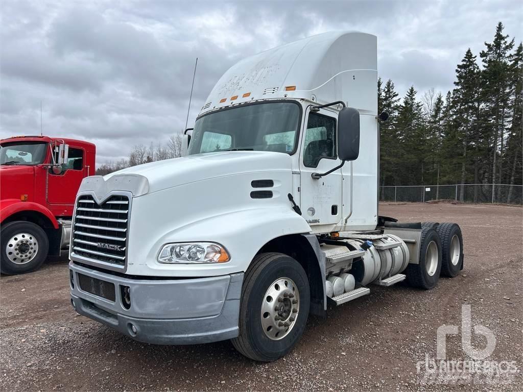 Mack CXU613 Sadulveokid