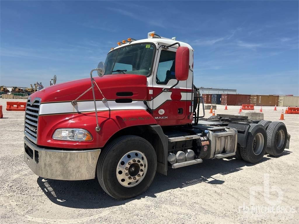 Mack CXU613 Sadulveokid